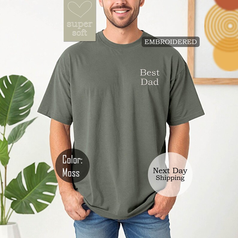 K&ouml;nnte beinhalten: Ein moosgr&uuml;nes T-Shirt mit dem gestickten Text "Best Dad" auf der Vorderseite. Das Shirt ist super weich und der Versand erfolgt am n&auml;chsten Tag.