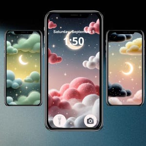 Pode incluir: Três telas de telefone com um fundo de céu noturno. A tela do centro mostra um relógio digital com a hora 1:50 e o texto "Sábado, 9 de setembro". As três telas têm um design de nuvens com uma lua crescente.