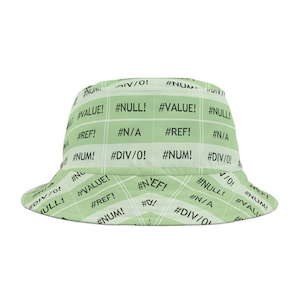 Pode incluir: Um chapéu de pescador verde com um padrão de texto preto que diz "#VALUE! #NULL! #VALUE! #NULL! #REF! #N/A #REF! #N/A #NUM! #DIV/0! #NUM! #DIV/0!"