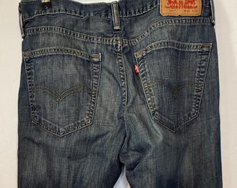 Jeans Levi’s 527 Slim Bootcut 32x34, lavado vintage, mezclilla desteñida Levi Strauss, estilo desgastado.
