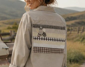 Przerobiona koszula Wrangler Utility | Ręcznie robiona, neutralna, patchworkowa koszula z flagą | Koszula z guzikami w kolorze jasnobrązowym z recyklingu | Szalik Cottagecore Americana