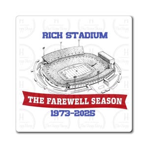Può includere: Magnete quadrato bianco con un'illustrazione in bianco e nero di uno stadio. Il testo "RICH STADIUM" è in blu e "THE FAREWELL SEASON 1973-2025" è in rosso. Un articolo commemorativo.
