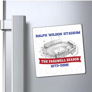 Könnte beinhalten: Ein quadratischer Magnet mit einer Schwarz-Weiß-Illustration des Ralph Wilson Stadiums. Der Text "RALPH WILSON STADIUM" befindet sich über dem Stadionbild, mit "THE FAREWELL SEASON 1973-2025" in einem roten Banner darunter.