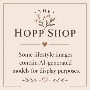 Pu&ograve; includere: Un cartello quadrato con sfondo beige chiaro e testo marrone scuro. Il testo recita: . T H E . THE HOPP SHOP. Some lifestyle images contain AI-generated models for display purposes. Il design include illustrazioni floreali e icone a cuore.