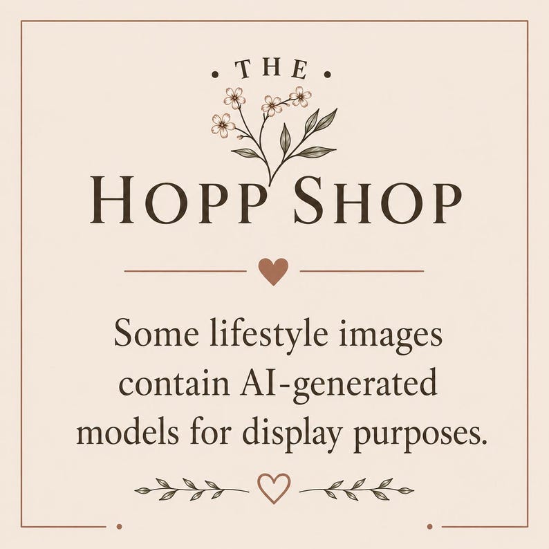Pu&ograve; includere: Un cartello quadrato con sfondo beige chiaro e testo marrone scuro. Il testo recita: . T H E . THE HOPP SHOP. Some lifestyle images contain AI-generated models for display purposes. Il design include illustrazioni floreali e icone a cuore.