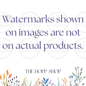 Pu&ograve; includere: Uno sfondo bianco con il testo blu scuro: Watermarks shown on images are not on actual products. Sotto, il testo THE HOPP SHOP appare in blu scuro, centrato sopra una colorata illustrazione di vari fiori di campo e fogliame.