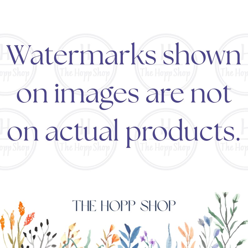 Pu&ograve; includere: Uno sfondo bianco con il testo blu scuro: Watermarks shown on images are not on actual products. Sotto, il testo THE HOPP SHOP appare in blu scuro, centrato sopra una colorata illustrazione di vari fiori di campo e fogliame.