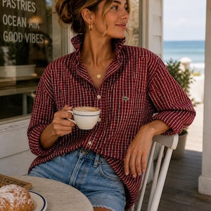 Überarbeitetes Lacoste Hemd mit Rüschenkragen | Rot kariert Button Down | Einzigartiges Upcycled Shirt | Westlichen Femininer Stil