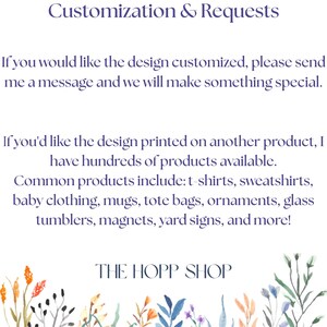 Pu&ograve; includere: Una scheda informativa bianca con testo viola scuro intitolata Customization & Requests. Spiega le opzioni per design personalizzati e stampa su articoli come magliette, tazze e borse. In basso un bordo floreale e la scritta The Hopp Shop.