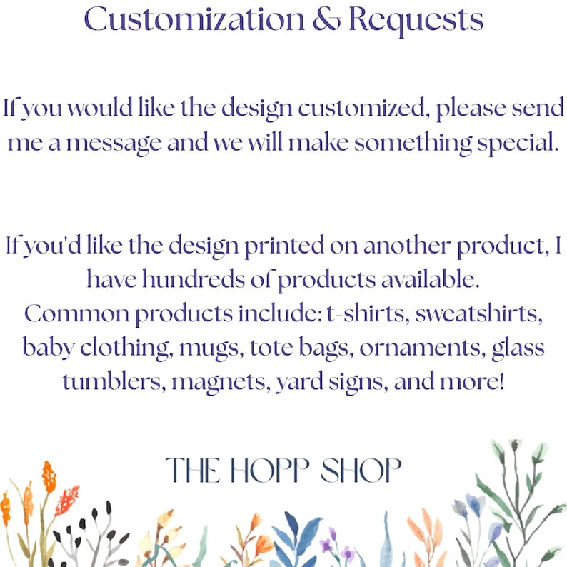 Pu&ograve; includere: Una scheda informativa bianca con testo viola scuro intitolata Customization & Requests. Spiega le opzioni per design personalizzati e stampa su articoli come magliette, tazze e borse. In basso un bordo floreale e la scritta The Hopp Shop.