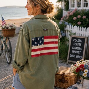 Überarbeitete Tommy Jeans Vaterländischen Button Down | Handgemachter US Flagge Patch | Upcycled Olivgrünes Oversized Shirt | Viertel des Juli Americana