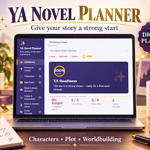 Könnte beinhalten: Ein Laptop-Bildschirm zeigt die YA Novel Planner-Oberfläche mit einem Dashboard für Prämissen, Charaktere und Handlungsbögen. Der Bildschirm zeigt einen 100%igen Bereitschaftsstatus für YA-Readiness, neben einem Notizbuch, einer Tasse und Büchern.