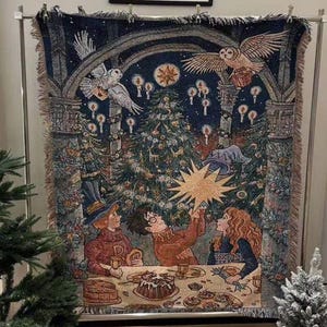 Könnte beinhalten: Ein Wandteppich mit einer Weihnachtsszene mit Figuren, Eulen und einem geschmückten Baum. Das Kunstwerk zeigt ein festliches Treffen mit einem Stern, Kerzen und einem dunkelblauen Hintergrund. Der Wandteppich wird auf einem Metallrahmen ausgestellt.