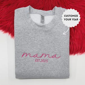 Mama Est Sweatshirt kursiv, benutzerdefinierte Mama Est 2025 Sweatshirt, benutzerdefinierte Mom Sweatshirt, Mama Geschenk, neue Mutter Geschenk, Mama Sweatshirt, Geschenk für Mama
