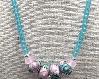Naszyjnik z turkusowego szkła morskiego: różowe i niebieskie szkło lampwork | Srebro próby 925 | Ręcznie robiony naszyjnik w stylu boho