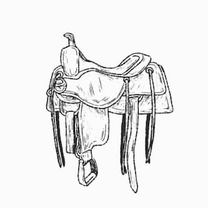Puede incluir: Ilustración en blanco y negro de una silla de montar occidental. La silla de montar presenta una perilla, asiento, estribos y varias correas y hebillas. La obra de arte es detallada.
