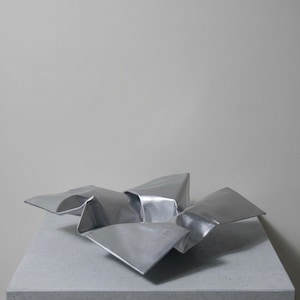 Skulpturell bricka i aluminium | Dekorativt material i krossad metall