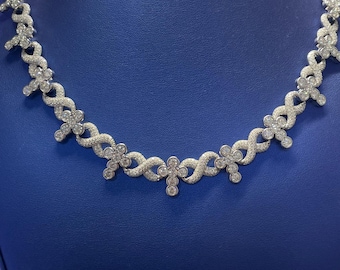 Collar con Cruz Infinita Iced Cross / Moissanitas VVS Color D 34.30 Quilates / Cadena personalizada de 15 mm / Plata de Ley 925 Oro Blanco