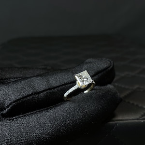 Anillo solitario de oro de 14 k con diamantes cultivados en laboratorio de talla princesa de 2,30 quilates, hecho a mano