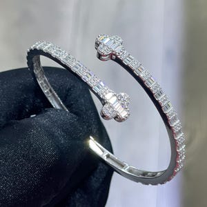 Four Leaf Clover Baguette Cuff Bangle Micro Paved Moissanite Luxury Wrist Rapper Hiphop Jewelry Punk Bangle Passes Diamond Tester 4.20ctw