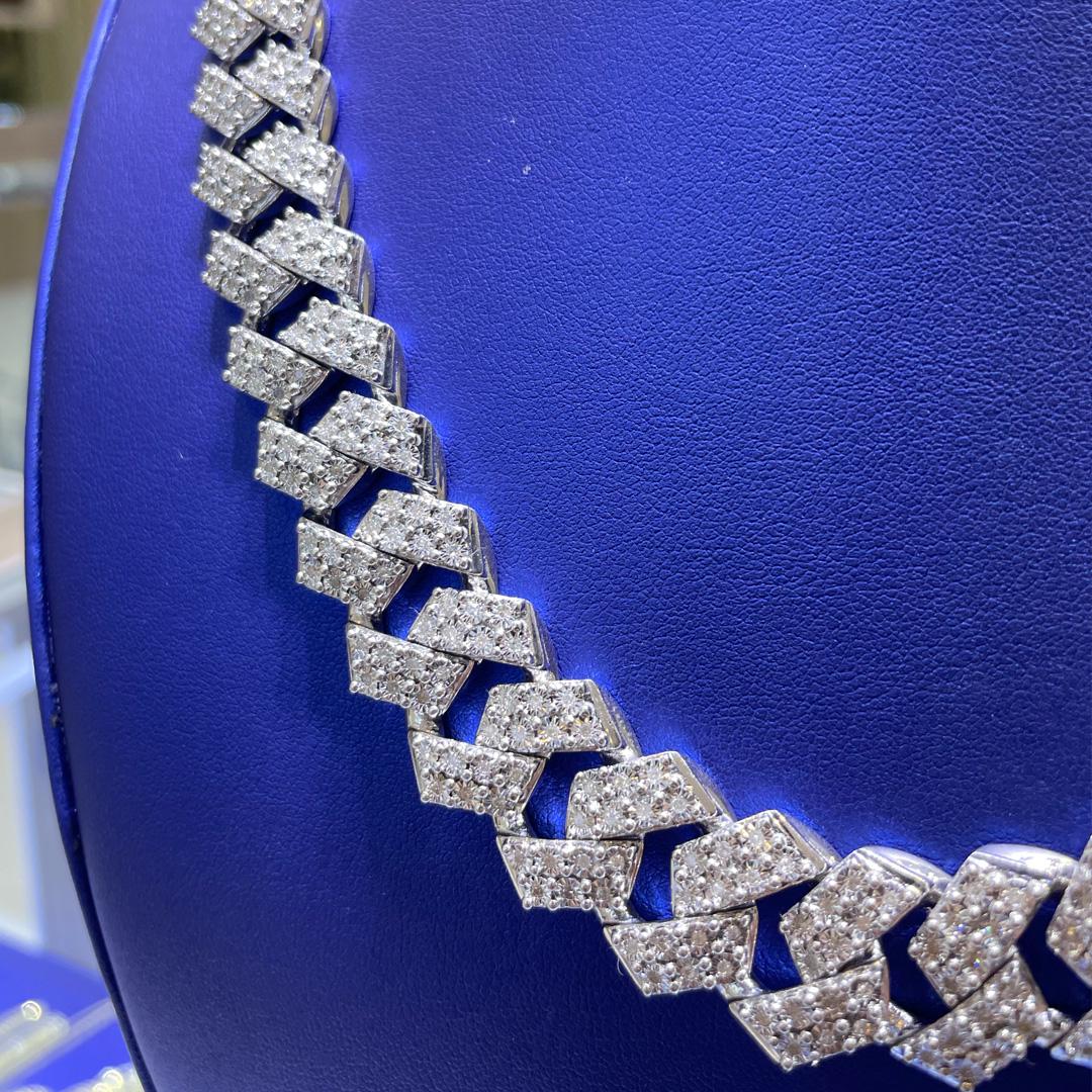 Collana pesante a catena cubana con catena di diamanti ghiacciata passante per d