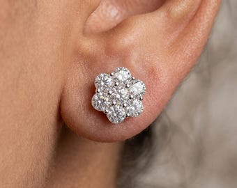 Moissanit Blumen Ohrstecker: 4.20 CTW, Sterling Silber oder Gold