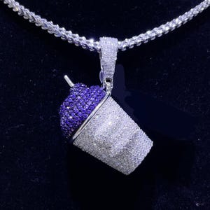 Colgante redondo de moissanita en forma de taza, personalizado, con acabado esmaltado. Joyería de rapero de hip hop. Colgante esmaltado para hombres y mujeres. 8,21 quilates de peso total. Plata de ley 925.