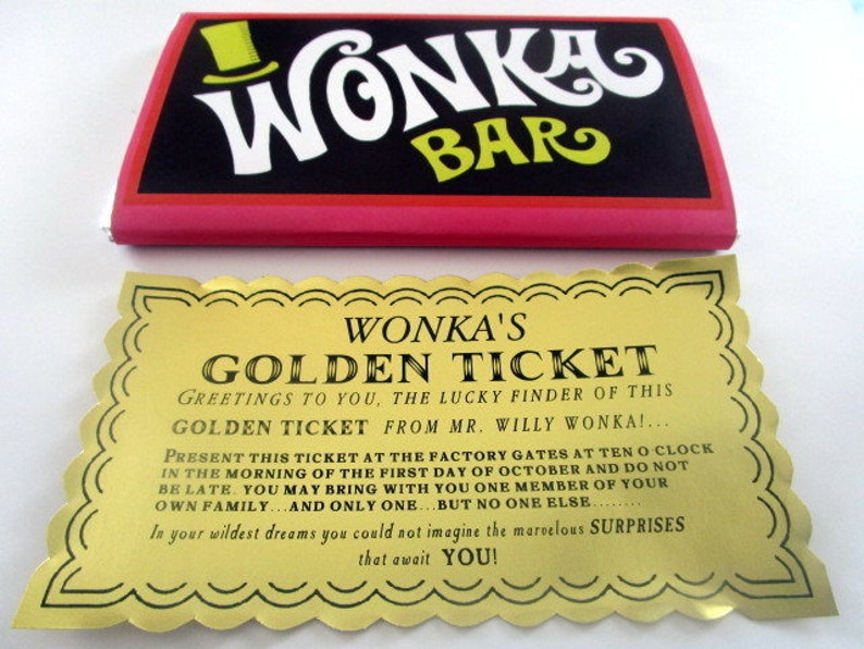 以下が含まれることがあります： 「WONKA'S GOLDEN TICKET」と書かれた金色のチケット。10月1日に工場に招待するメッセージが書かれている。チケットは装飾的な枠で囲まれている。