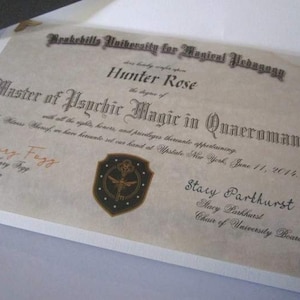 Benutzerdefiniertes College-Diploma von jeder fiktiven Schule 8 "x 5"