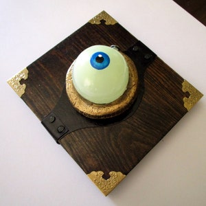 Magic Mounted Mad Eye Plaque