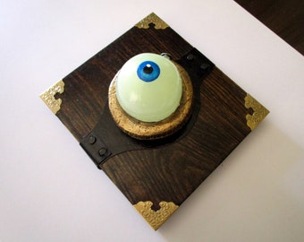 Magic Mounted Mad Eye Plaque