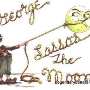 K&ouml;nnte beinhalten: Eine Cartoon-Illustration einer Person, die an einem gelben Seil zieht, das an einem gr&uuml;nen Mond mit einem Gesicht befestigt ist. Der Text "George Sasso's the Moon" ist in gelber, geschwungener Schrift geschrieben.