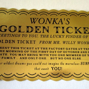 以下が含まれることがあります： 「WONKA'S GOLDEN TICKET」と黒文字で書かれた金色のチケット。チケットは黒い縁取りと波打つ縁取りで飾られています。チケットの文章は「このゴールデンチケットを見つけた幸運なあなたへ、ウィリー・ウォンカ氏よりご挨拶を申し上げます！&hellip;10月1日の午前10時に、工場の門でこのチケットをご提示ください。遅刻は厳禁です。ご自身の家族から1人だけ、連れてくることができます&hellip;ただし、1人だけです&hellip;それ以上はダメです。あなたの最も大胆な夢の中でも、あなたを待ち受ける素晴らしいサプライズを想像することはできないでしょう！」です。