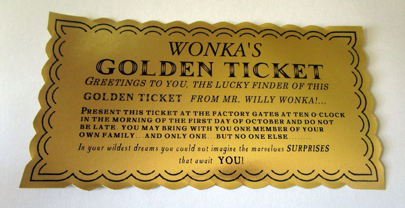 以下が含まれることがあります： 「WONKA'S GOLDEN TICKET」と黒文字で書かれた金色のチケット。チケットは黒い縁取りと波打つ縁取りで飾られています。チケットの文章は「このゴールデンチケットを見つけた幸運なあなたへ、ウィリー・ウォンカ氏よりご挨拶を申し上げます！&hellip;10月1日の午前10時に、工場の門でこのチケットをご提示ください。遅刻は厳禁です。ご自身の家族から1人だけ、連れてくることができます&hellip;ただし、1人だけです&hellip;それ以上はダメです。あなたの最も大胆な夢の中でも、あなたを待ち受ける素晴らしいサプライズを想像することはできないでしょう！」です。