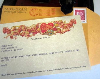 Puede incluir: Un telegrama vintage del Día de San Valentín con un corazón rosa y el texto "To My Valentine" en un sobre amarillo. El telegrama dice "Por favor, salva mi corazón de ser destrozado. Envía la respuesta de Cupido a mí. Recoge. Stacy."