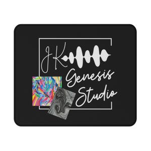 Alfombrilla de ratón negra con el logotipo de JK Genesis Studio y el logotipo blanco