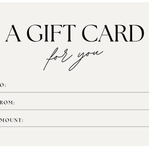 Könnte beinhalten: Eine weiße Geschenkkarte mit schwarzem Text, der "A Gift Card for you" lautet. Es gibt leere Zeilen für den Namen des Empfängers, den Namen des Absenders und den Betrag der Geschenkkarte.