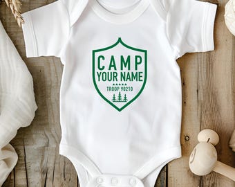 Body de bebé con insignia de campamento personalizada® - Body de tropa personalizado (U13722)