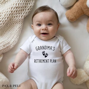 Grandma's Retirement Plan Onesie® Marque : Body rigolo pour bébé, Révélation de grossesse ( B27242 ) image 1