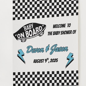 Puede incluir: Anuncio de baby shower blanco con un patrón de cuadros blanco y negro en la parte superior e inferior. El texto dice "Baby On Board", "Bienvenida a la baby shower de Devon & Jason" y la fecha 9 de agosto de 2025.