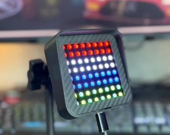 Peut inclure: Un panneau lumineux LED noir et gris avec une texture en fibre de carbone. Le panneau est monté sur un bras flexible et possède un câble USB.