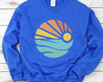 Retro Sunrise Graphic Sweatshirt: Vintage Beach Style
