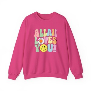 Allah Loves You スウェットシャツ、ユニセックス クルーネック、キュートでポジティブな雰囲気、インスピレーションを与えるギフト、春のファッション、信仰に基づいたアパレル