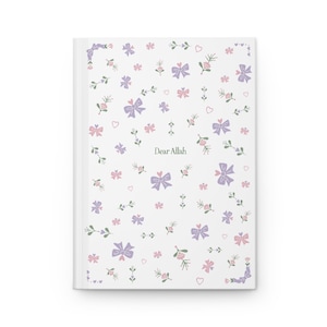 Pode incluir: Um diário branco com um padrão floral e laços em rosa, roxo e verde. As palavras "Dear Allah" são impressas em verde. O diário tem um design limpo e minimalista.
