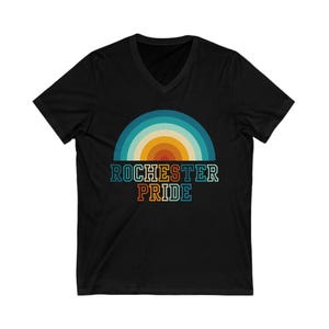 ロチェスタープライドVネックTシャツ：ユニセックスレインボーLGBTQ+シャツ