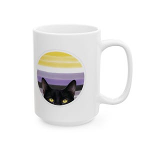 Puede incluir: Taza de cerámica blanca con un gato negro asomándose detrás de un diseño circular amarillo, blanco, morado y negro. El diseño se asemeja a la bandera del orgullo no binario.