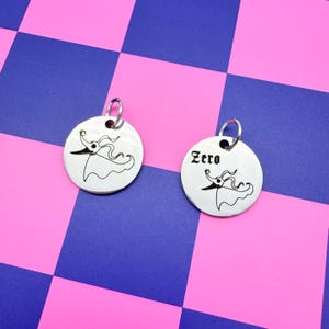 Puede incluir: Un juego de tres cuencos de cerámica anidados en tonos azules, verdes y blancos. Los cuencos presentan un esmalte moteado y un diseño sencillo y moderno. El cuenco más grande mide unos 20 cm de diámetro.