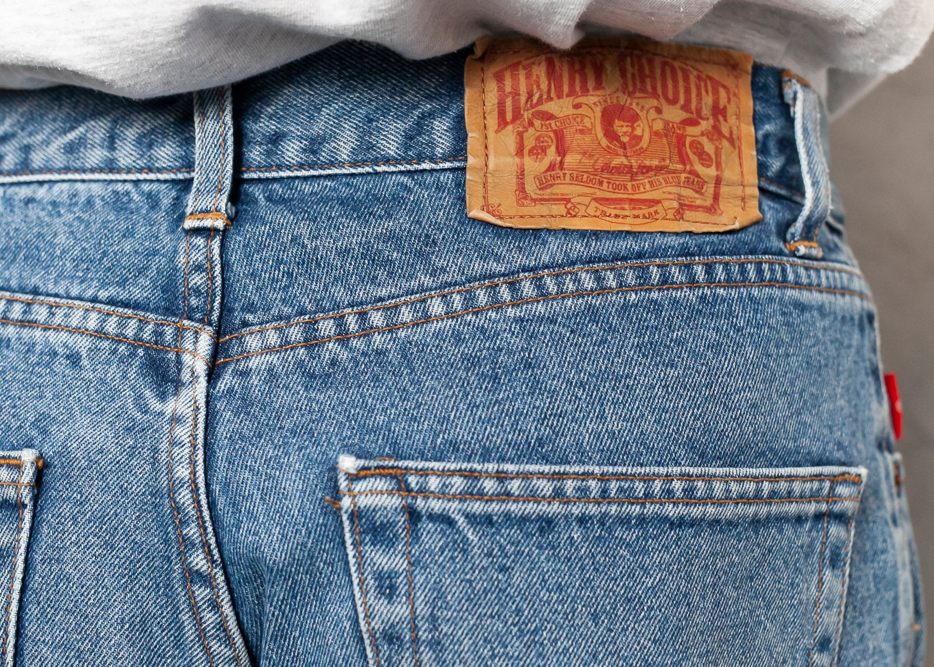 Levis 501 логотип. идеальные джинсы для девушек. джинса. силуэты джинс. джинсы в магазине висят.