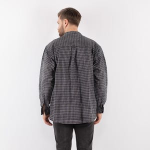 以下が含まれることがあります： ボタンダウンカラーの黒とグレーの格子柄の長袖シャツ