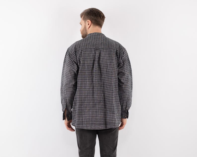 以下が含まれることがあります： ボタンダウンカラーの黒とグレーの格子柄の長袖シャツ